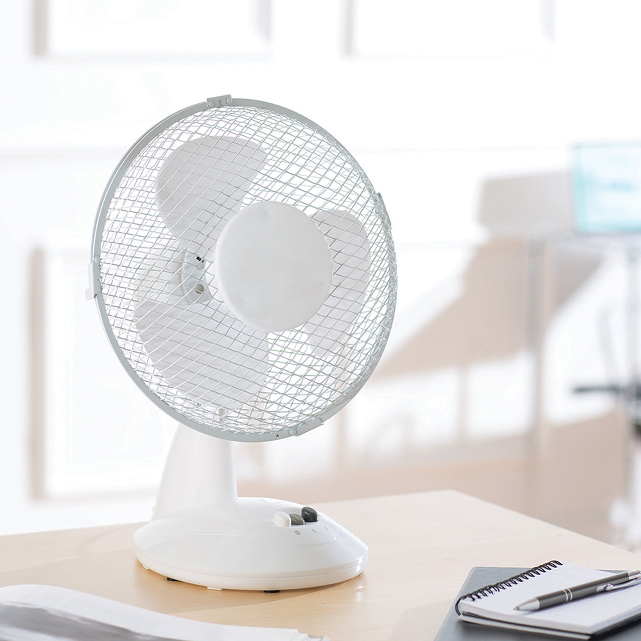 Daewoo 9" White Desktop Fan