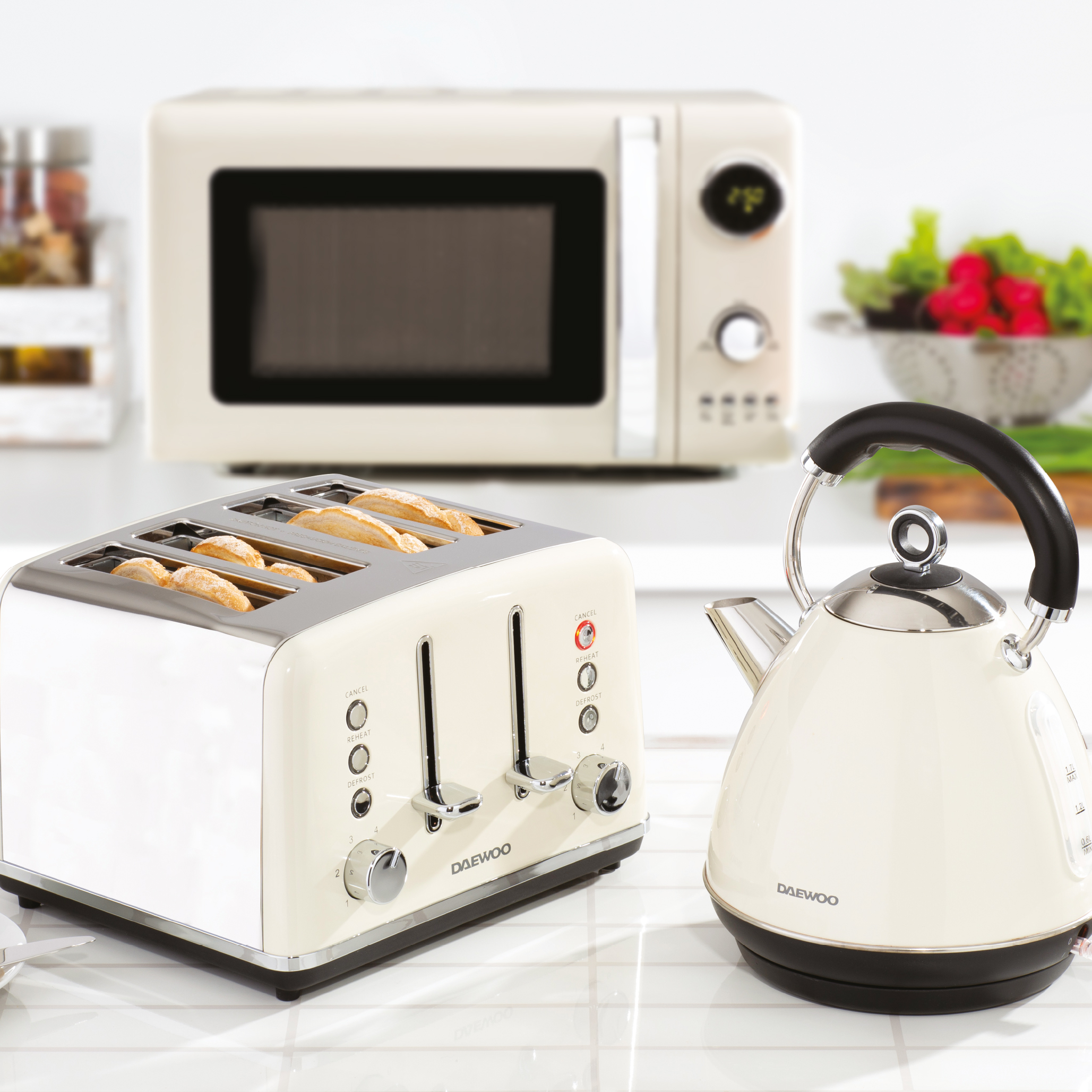 Daewoo Cream Kensington Pyramid Kettle & 4-Slice Toaster Set